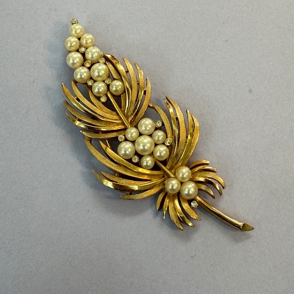 Vintage Trifari Gold Tone Faux Pearl Rhinestone Leaf Brooch Pin Hallmark